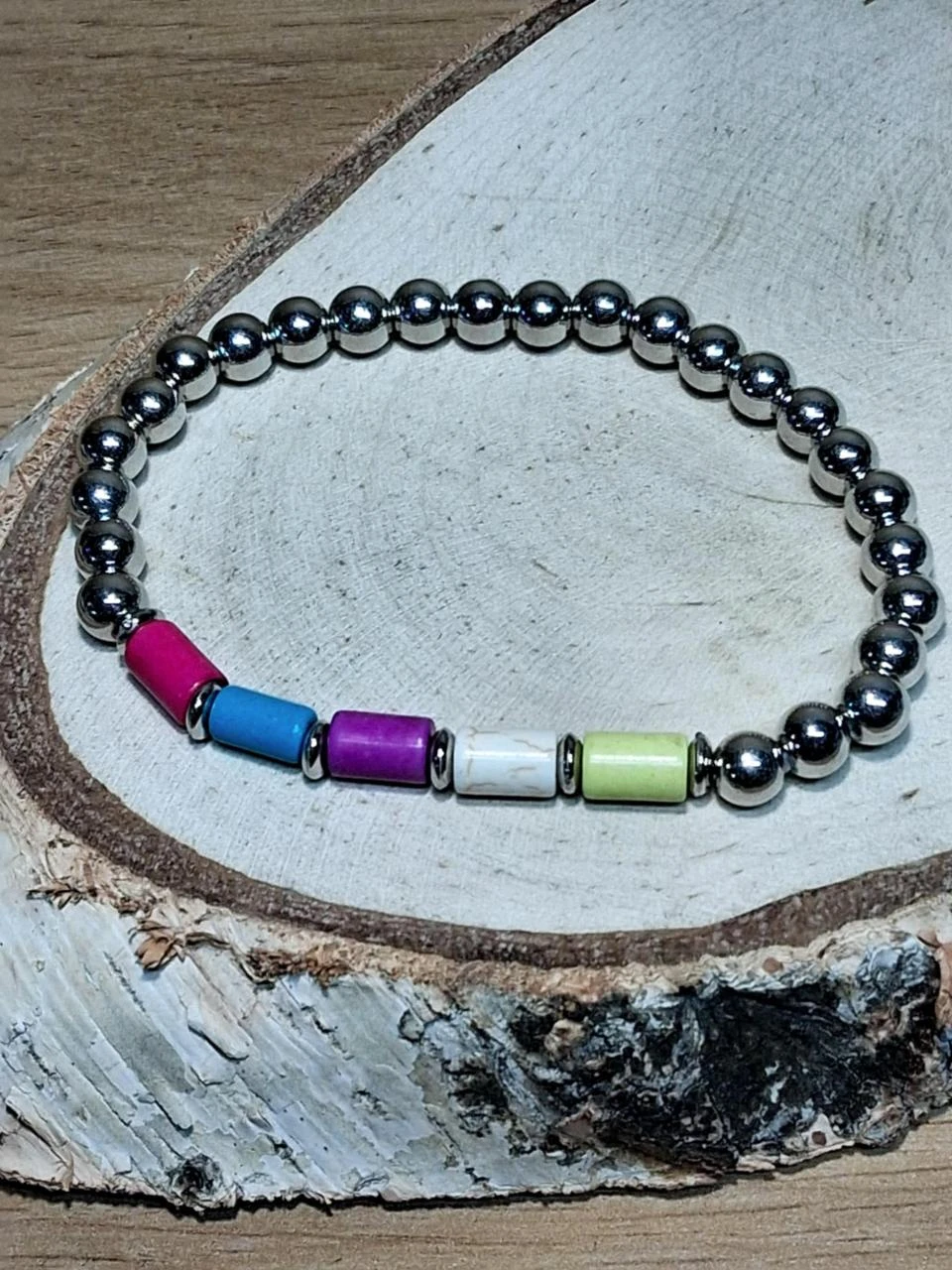 armband zilverkleurige kralen kleurige steentjes